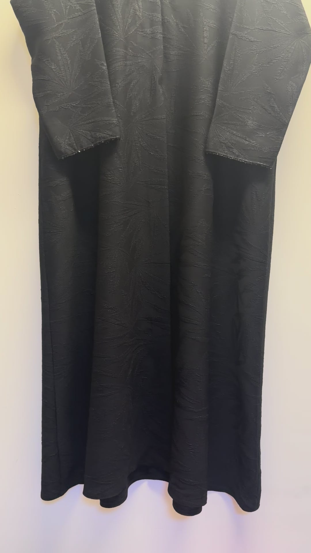 Classic Black Textured Abaya – Minimal Elegance